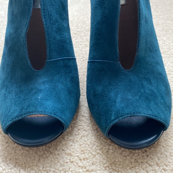 Like New! Halogen Women’s Hakatrina Teal Suede Peep Toe Bootie Heels - Picture 3 of 12